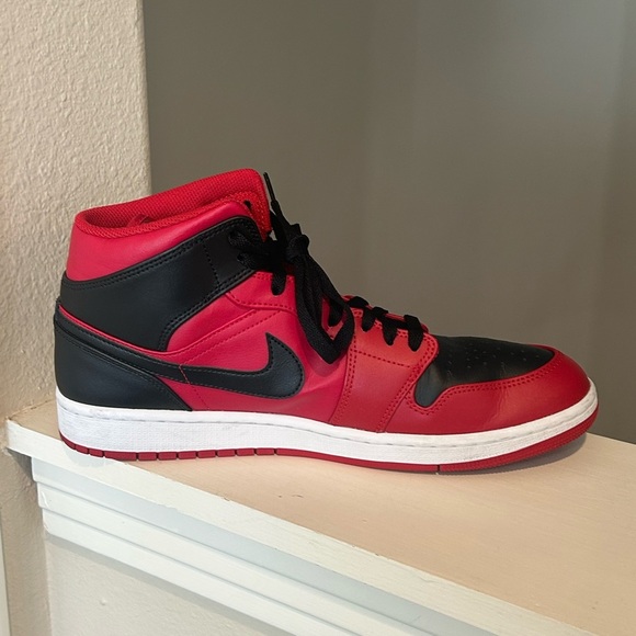 Jordan 1 Mid Reverse Bred (2021) *LIGHTLY WORN* Men’s Size 11.5 554724-660 - Picture 5 of 9